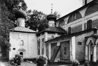 Церкви во имя Епифания, еп. Кипрского (1645), во имя равноап. кн. Владимира (1554), Успенский собор (1497) в Кирилловом Белозерском мон-ре. Фотография. Кон. XX в.
